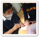 거주자가 치과 진료를 받고 있는 모습